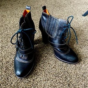 Sofft 10M Lace Up Booties
